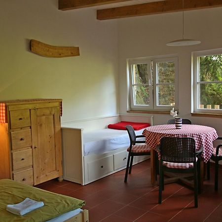Malběnka - chata na skále pod hradem Kokořín Exterior foto