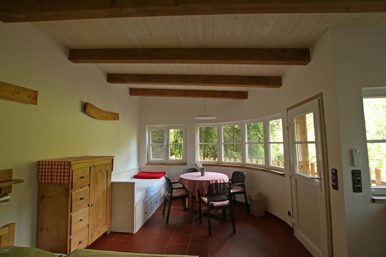Malběnka - chata na skále pod hradem Kokořín Exterior foto