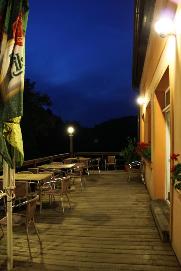 Malběnka - chata na skále pod hradem Kokořín Exterior foto